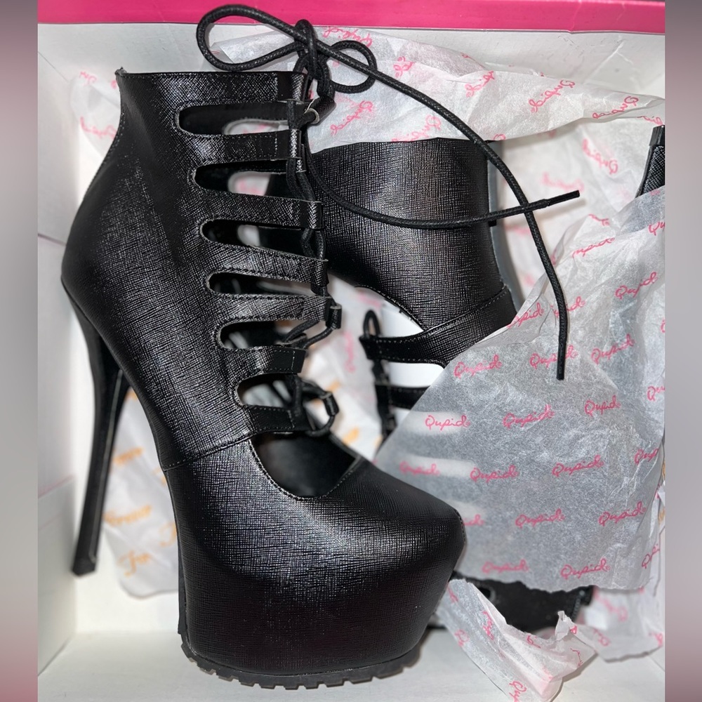 NIB Qupid Black Emboss PU Leather Demonia Platform Stiletto Heels Size 5.5